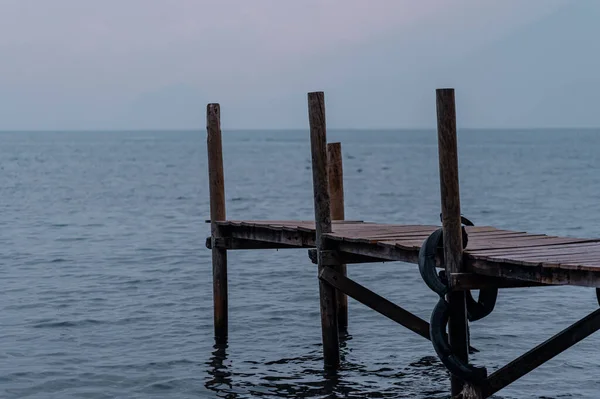 Beau Cliché Une Petite Jetée Dans Mer Avec Ciel Nuageux — Photo