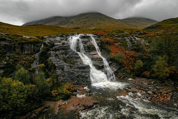 Natural View Small Waterfall Flowing Rocky Cliff Mountain Landscape Gloomy — Stock Photo, Image