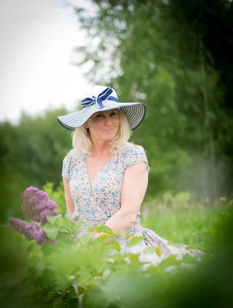 Vacker Kaukasisk Kvinna Med Blommor Njuter Tiden Trädgård Solig Dag — Stockfoto