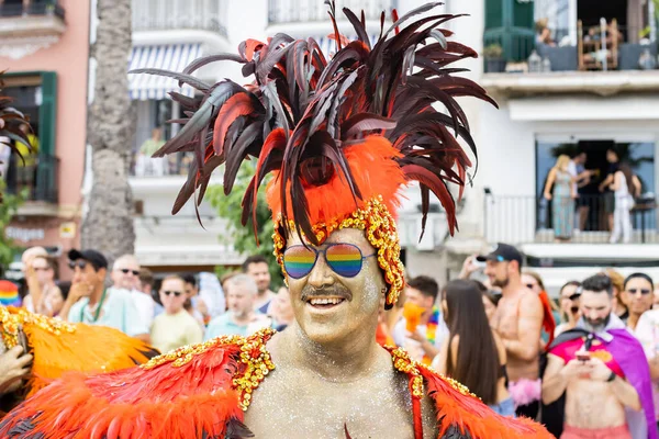 Sitges Hiszpania Czerwca 2022 Uśmiechnięty Mężczyzna Pomalowaną Twarzą Kolorowym Piórowym — Zdjęcie stockowe