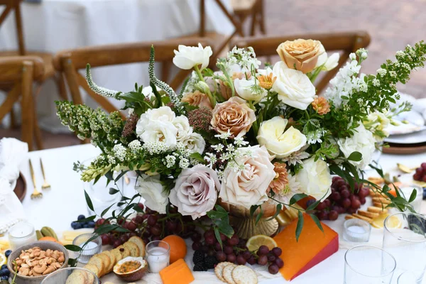 屋外での結婚式のイベントのための美しい装飾されたテーブル — ストック写真
