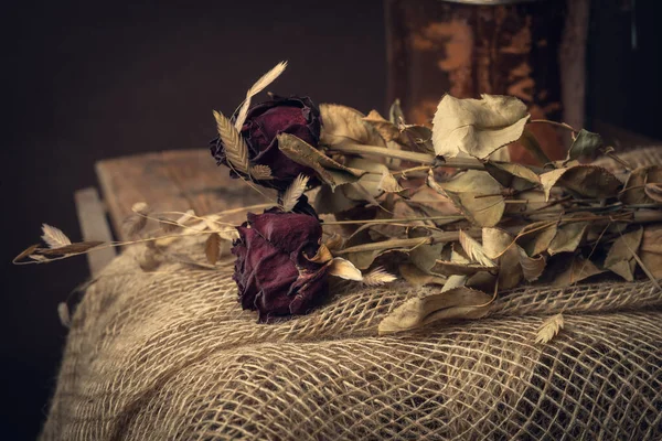 Tiro Close Uma Composição Rústica Com Rosas Secas Recipiente Metal — Fotografia de Stock
