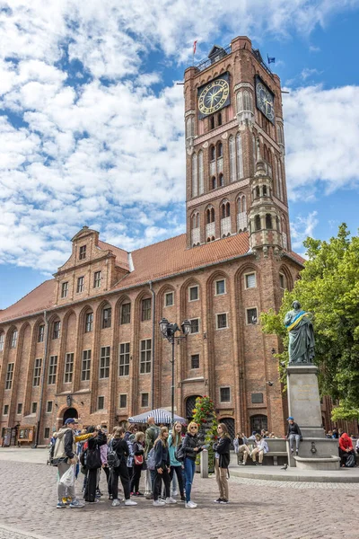 Colpo Verticale Del Vecchio Municipio Gotico Xiii Secolo Con Turisti — Foto Stock