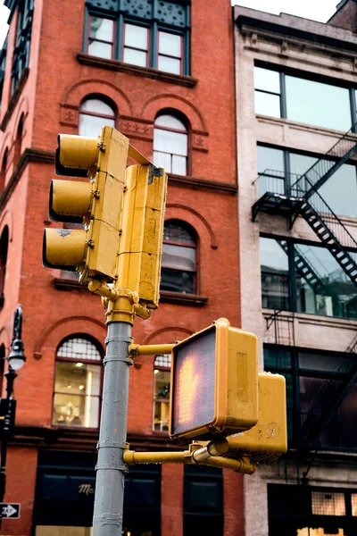 Una Toma Vertical Semáforos Fondo Edificios Ciudad Nueva York — Foto de Stock