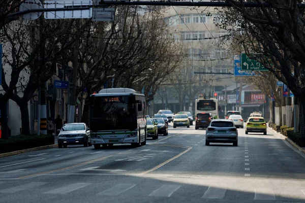 Een Straat Met Verkeer Omringd Door Bomen Shanghai — Stockfoto