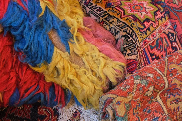 Nahaufnahme Eines Farbenfrohen Teppichs Und Wolle Mit Traditionellem Persischem Muster — Stockfoto