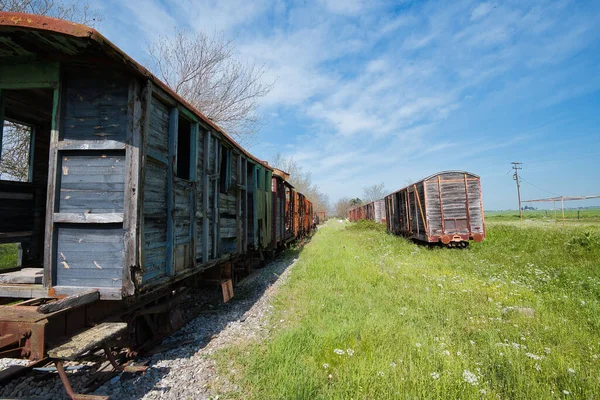 廃線駅での錆びたり損傷した列車の客車 — ストック写真