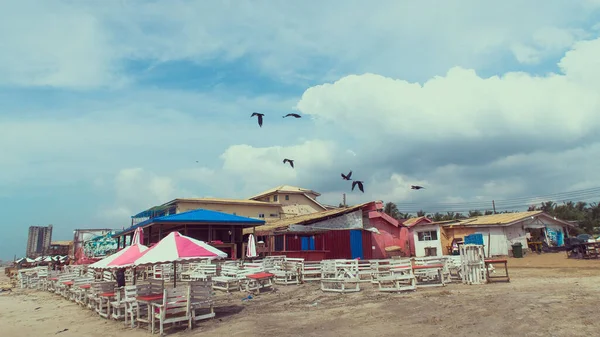 Hermoso Tiro Pájaros Volando Sobre Casas Mesas Sillas Sombrillas Una — Foto de Stock