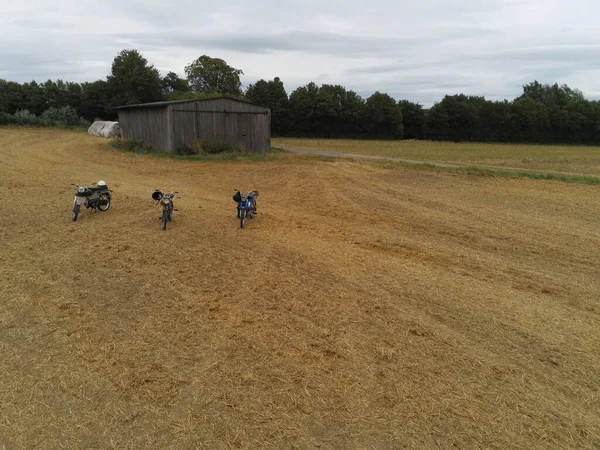 Drei Klassische Mopeds Auf Einem Feld Mit Einer Scheune Hintergrund — Stockfoto