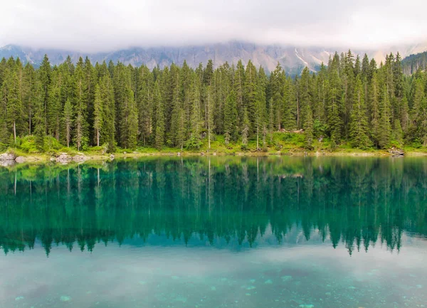 Der Wunderschöne Türkisfarbene See Wald Mit Dem Spiegelbild Der Bäume — Stockfoto