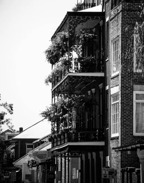 Eine Vertikale Aufnahme Eines Alten Gebäudes Während Des Tages Graustufen — Stockfoto