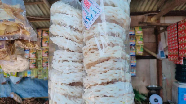 Die Traditionellen Indonesischen Kerupuk Cracker Hängen Auf Einem Markt — Stockfoto