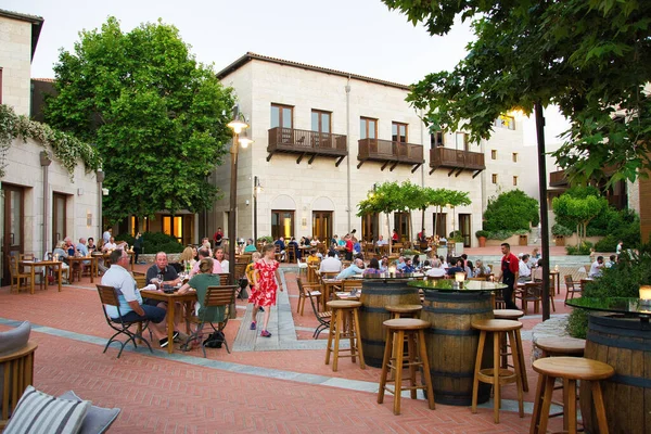 Yunanistan 'da tatiller, güzel tatil oteli Costa Navarino, Yunanistan' da lüks bir seyahat merkezi ve dünya kadar otantik deneyim sunuyor,