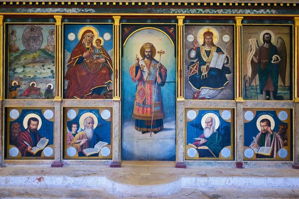 Simgeler, haçlar, ikonostaz, tapınağın iç dekorasyonu. İsa 'nın Dönüşümü Kilisesi, Pylos Kalesi, Yunanistan