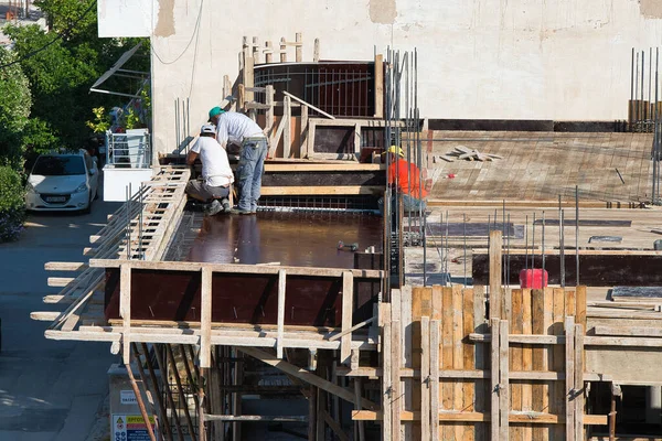Travailleurs Construction Construisent Bâtiment Maison Créer Des Moules Bois Pour — Photo