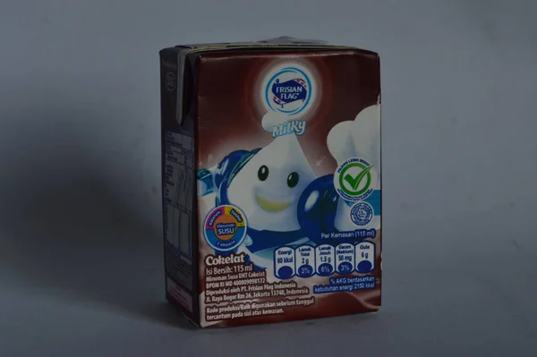 インドネシアのバタム 2022年6月4日冷凍フラグブランドのチョコレート風味の箱入りミルク — ストック写真