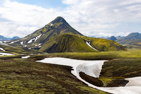 Montanhas Verdes Musgosas Com Manchas Neve Trilha Trekking Laugavegur Perto — Fotografia de Stock
