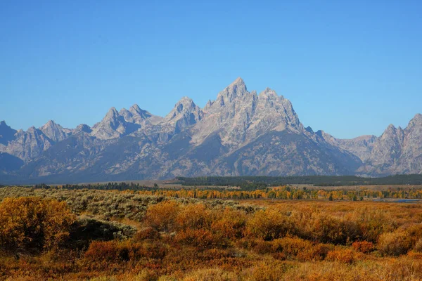 Dağların ve tarlaların doğal manzarası