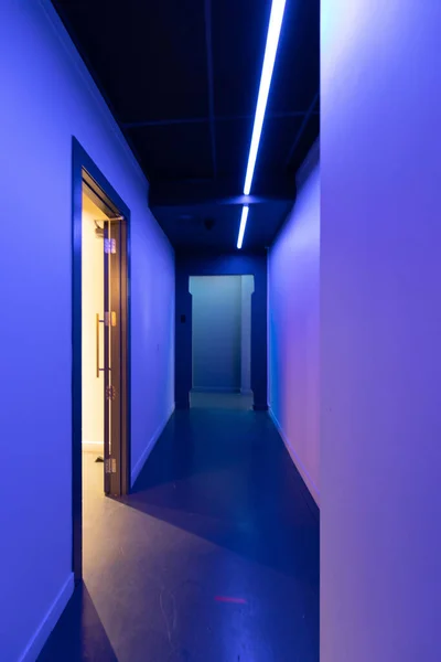Vertikal Bild Belyst Blå Korridor — Stockfoto