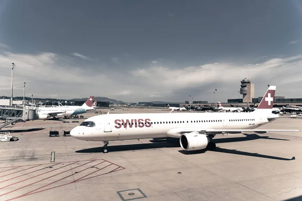 苏黎世机场的一架瑞士飞机 — 图库照片