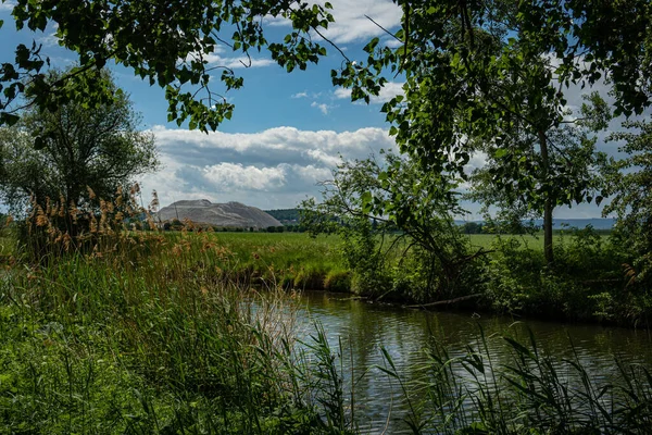 Vacker Bild Flod Mitten Ett Fält Omgiven Träd Giesen Byn — Stockfoto
