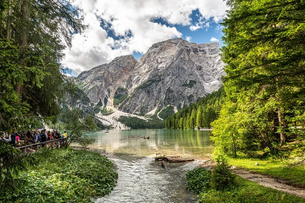 彼の橋から写真を撮る人々とイタリアのブレイ湖の美しい景色 — ストック写真