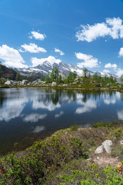 Die Schöne Aussicht Auf Einen See Mit Dem Spiegelbild Von — Stockfoto