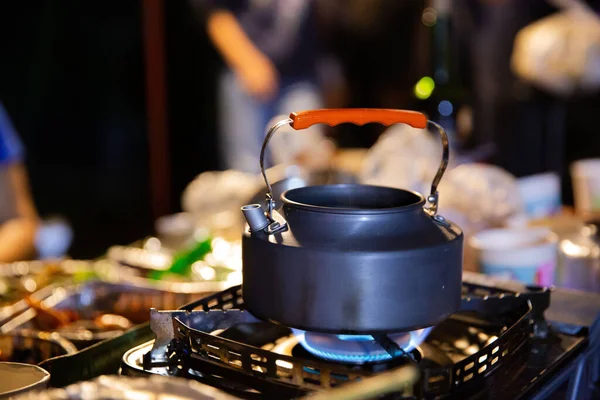 台所のガスを背景に沸かした茶釜 — ストック写真
