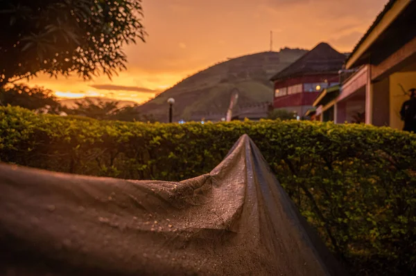 Küçük Evler Dağlarla Kırsal Alanda Büyüleyici Bir Günbatımı Manzarası — Stok fotoğraf