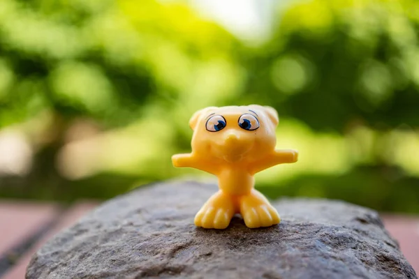 Zbliżenie Ujęcie Zabawnej Żółtej Figurki Skale — Zdjęcie stockowe