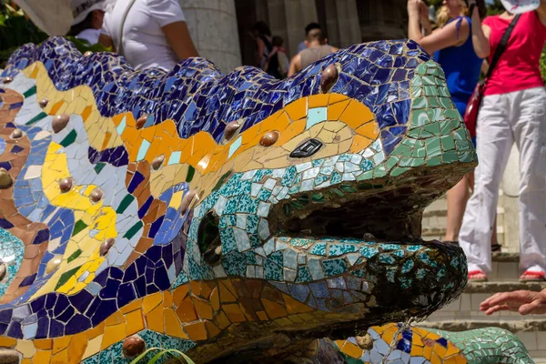 Ein Drachenbrunnen Gaudis Farbenfroher Mosaik Salamander Park Güell Barcelona Spanien — Stockfoto