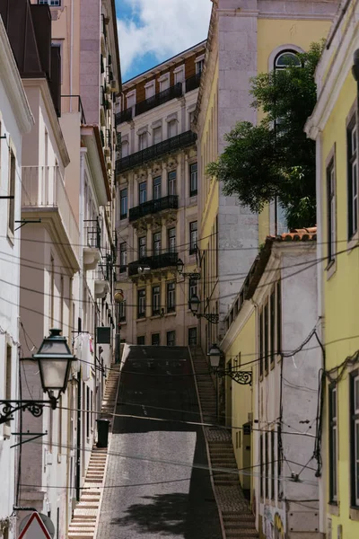 Una Calle Estrecha Ascendente Entre Casas Lisboa Portugal — Foto de Stock