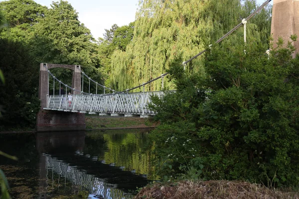 Uma Bela Vista Uma Ponte Sobre Rio Lea Wardown Park — Fotografia de Stock