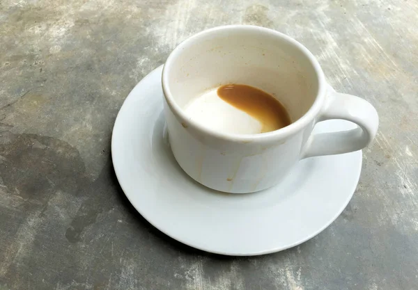 Uma Xícara Vazia Branca Café Com Pires Uma Mesa — Fotografia de Stock