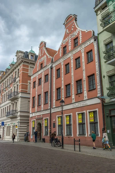 Eine Vertikale Aufnahme Von Menschen Die Vor Geschäften Unter Traditionellen — Stockfoto