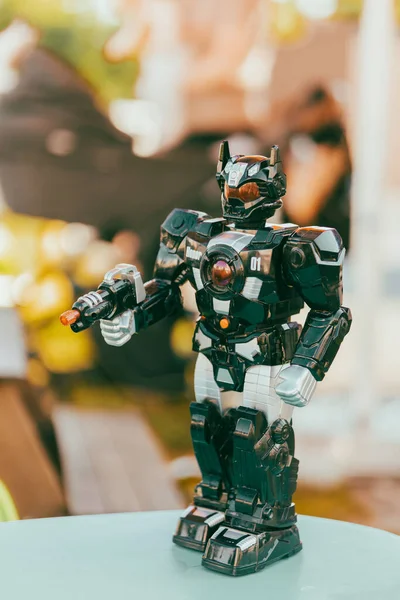 Een Verticaal Shot Van Een Plastic Speelgoed Robot Met Pistool — Stockfoto