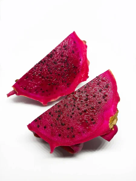 Beyaz arka planda izole edilmiş pembe ejder meyvesi dilimleri