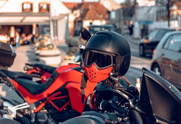 Крупный План Черного Шлема Мотоцикле Припаркованном Улице Выбранный Фокус — стоковое фото