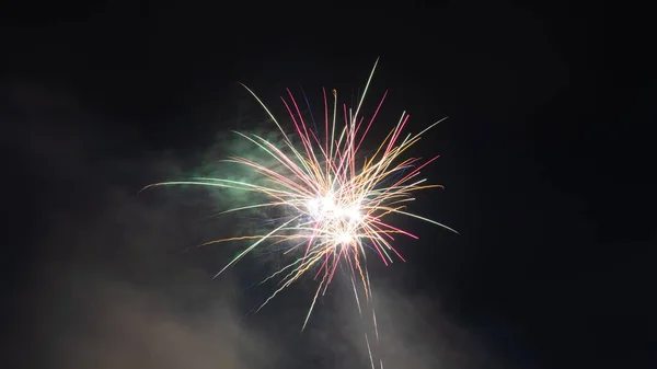 Ein Schönes Feuerwerk Dunklen Himmel — Stockfoto