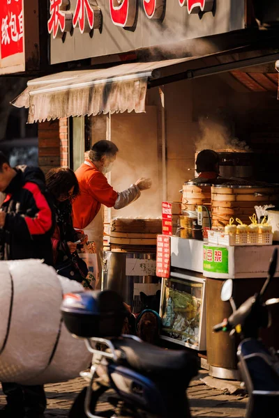 Maskeli Bir Adamın Gün Batımında Buharda Pişmiş Hamur Köftelerini Hazırlarken — Stok fotoğraf