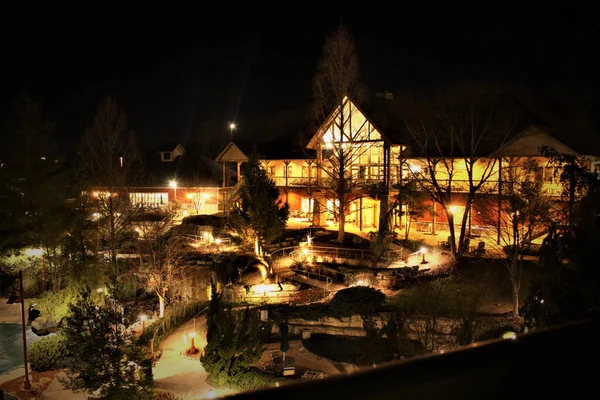 Bâtiment Avec Bel Éclairage Avec Ciel Nocturne Sur Fond — Photo