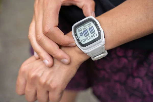 Una Joven Atlética Usando Rastreador Fitness Reloj Antes Hacer Ejercicio — Foto de Stock