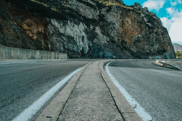 Dağlarla Çevrili Boş Bir Yol — Stok fotoğraf