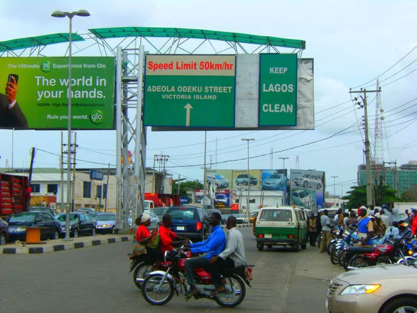 Vilkas Tie Lagosissa Jossa Liikenne Päivällä — kuvapankkivalokuva