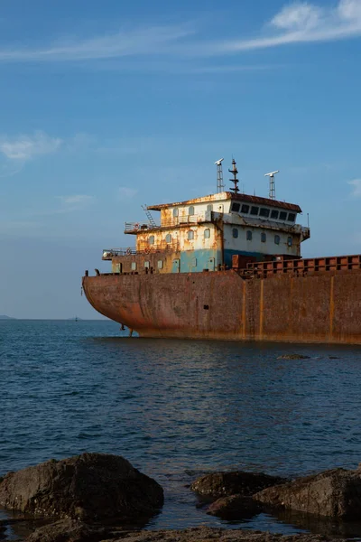 Eine Vertikale Aufnahme Eines Verlassenen Rostigen Schiffes Auf Einem Ruhigen — Stockfoto