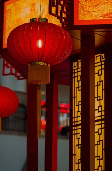 Las Linternas Rojas Chinas Fuera Del Restaurante —  Fotos de Stock