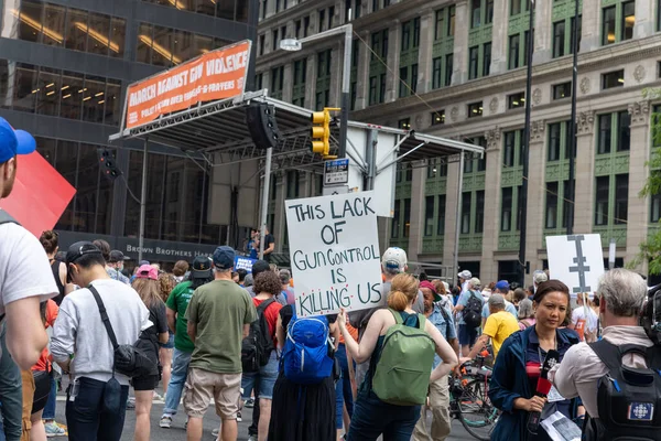 抗议枪支的人群很多 从布鲁克林卡门广场穿过布鲁克林桥步行到纽约 在我们的生活中游行抗议 — 图库照片