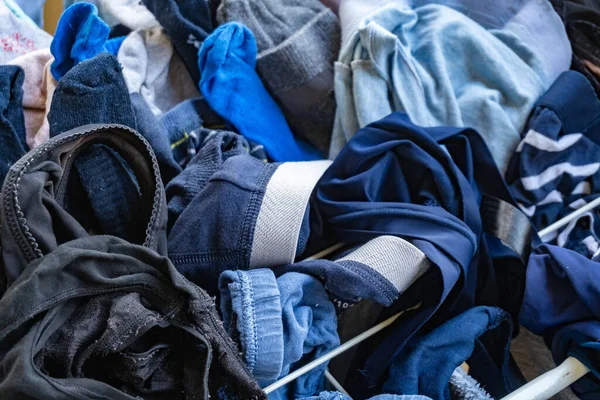 Bir yığın eski elbise ve tekstil.