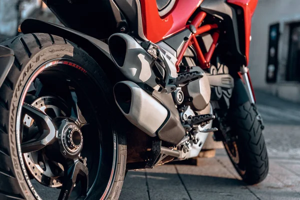 Крупним Планом Червоний Спортивний Мотоцикл Припаркований Вулиці — стокове фото