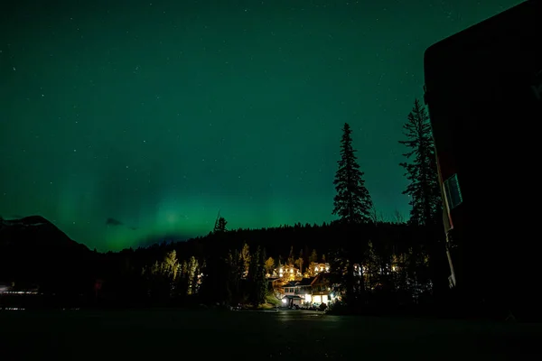 Магический Зелёный Снимок Северного Сияния Звёзд Видимых Леса Канаде — стоковое фото